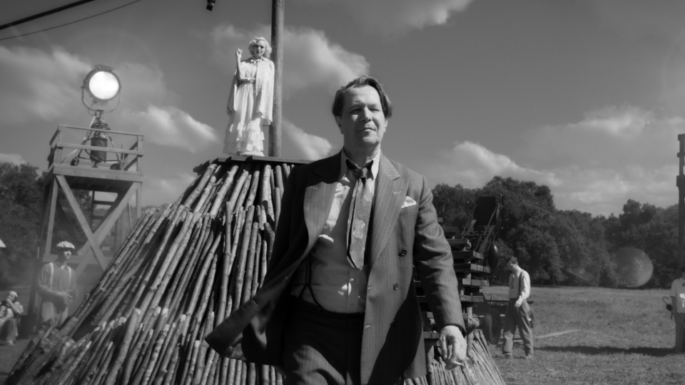 Hollywood, 1930er Jahren: Der alkoholkranke Drehbuchautor Herman J. Mankiewicz (Gary Oldman) zieht sich in der Wüste zurück