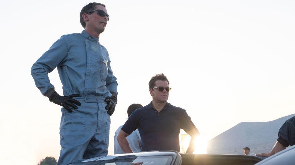 Daran sollen Autodesigner Carroll Shelby (Matt Damon) und Rennfahrer Ken Miles (Christian Bale) Seite an Seite arbeiten