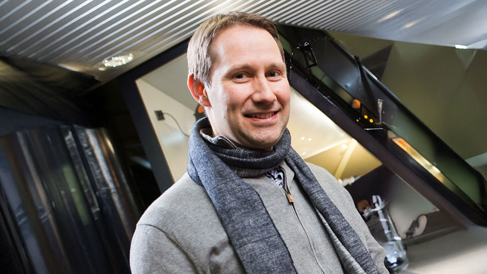 Januar 2017: Filmproduzent Lukas Hobi stellt ein original Requisit aus HEIDI für die Erlebniswelt zur Verfügung