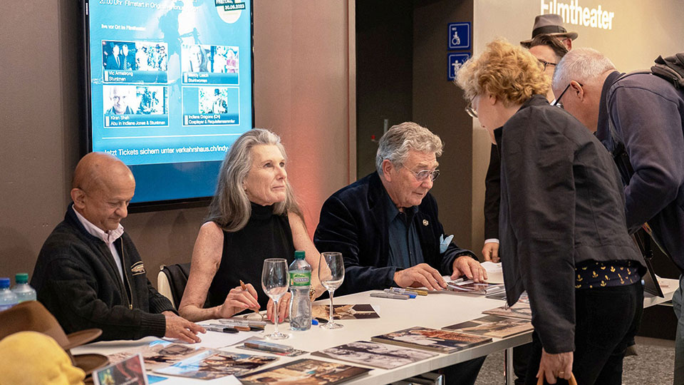 Juni 2023: Kiran Shah (Stuntman von Ke Huy Quan), Wendy Leech (Stuntfrau von Kate Capshaw), Vic Armstrong (Stuntman von Harrison Ford) signierten Fotos für INDIANA JONES-Fans