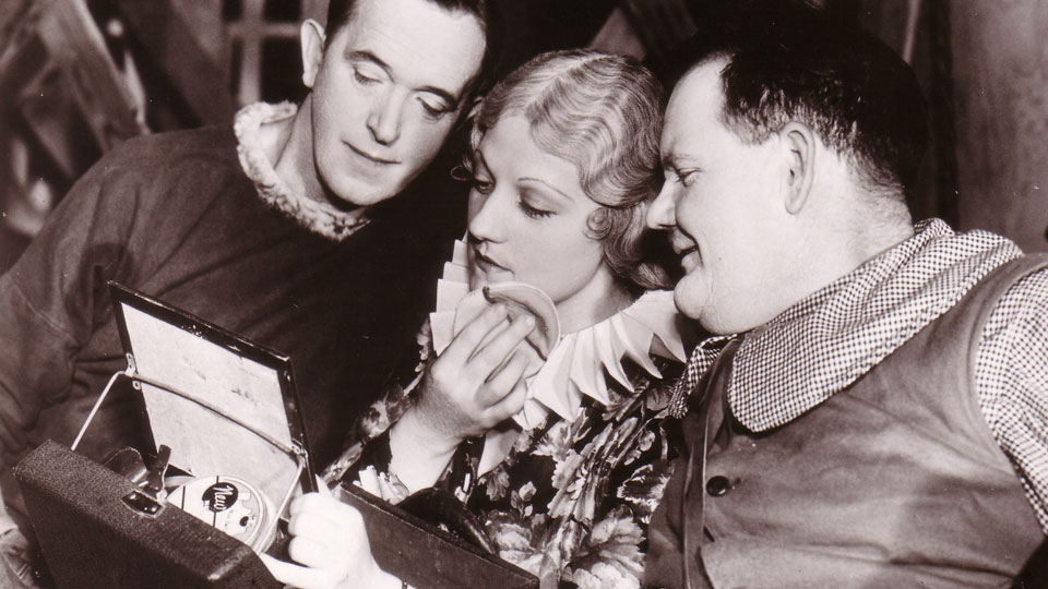 Originalaufnahme vom RACHE IST SÜSS Set mit Stan Laurel, Charlotte Henry, und Oliver Hardy