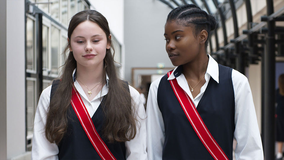 Fanny (Louise Labeque) und Mélissa (Wislanda Louimat)