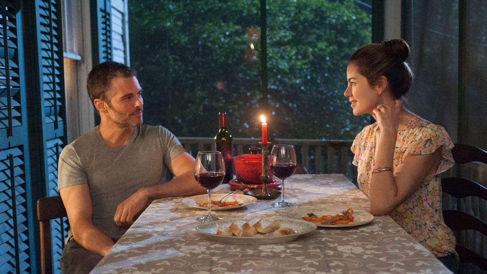In der Romanze THE BEST OF ME treffen sich Dawson (James Marsden) und Amanda (Michelle Monaghan) nach 20 Jahren zu ersten Mal wieder und merken, dass sie sich immer noch lieben. 