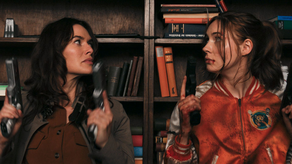 Scarlet (Lena Headey) und Sam (Karen Gillan)