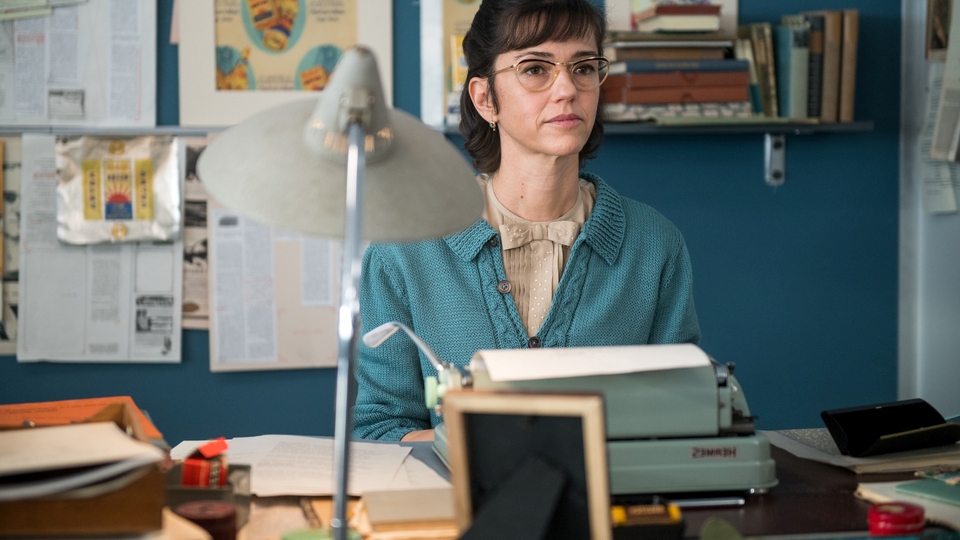 1956 arbeitet Emmi Creola (Sarah Spale) als Werbetexterin.