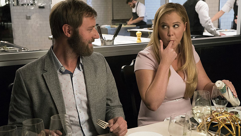 Renee Barret (Amy Schumer) und Mann (Rory Scovel) beim Abendessen