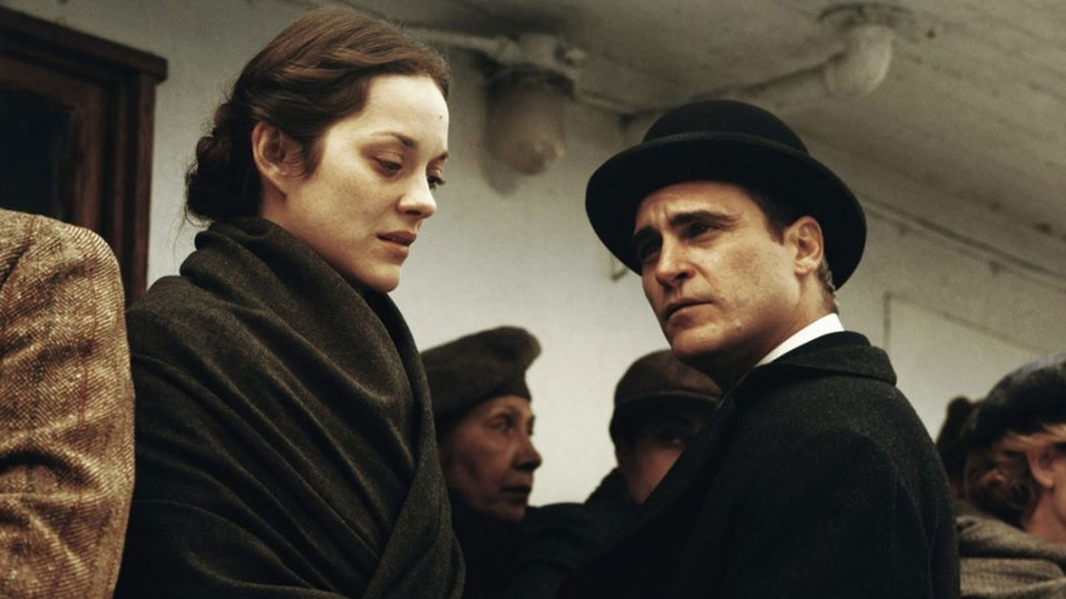 Ewa (Marion Cotillard), Bruno (Joaquin Phoenix)