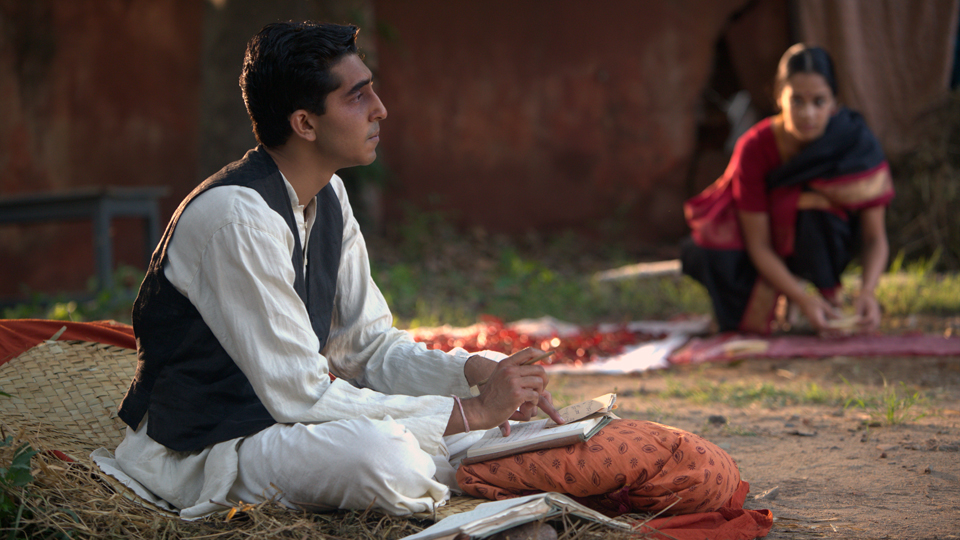 Der Inder Ramanujan (Dev Patel) ist ein Mathegenie, hat jedoch weder eine Ausbildung noch eine Arbeit.