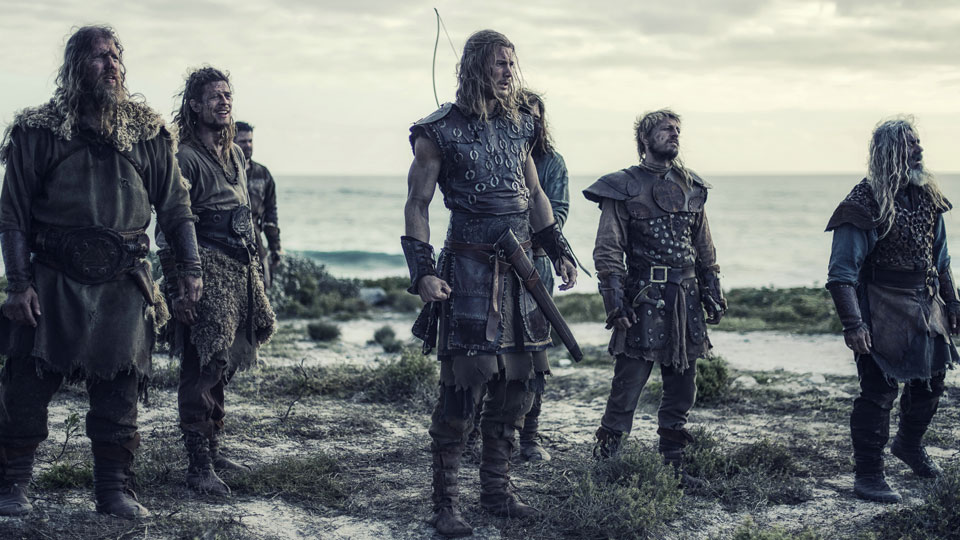 Im Abenteurfilm NORTHMEN - A VIKING SAGA strandet eine Gruppe Wikinger nach einem Sturm an der Kueste Schottlands.