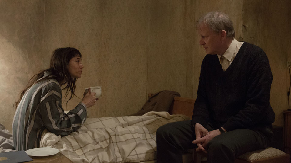 Der Junggeselle Seligman (Stellan Skarsgard) nimmt Joe (Charlotte Gainsbourg) zu sich nach Hause, um sie zu pflegen.