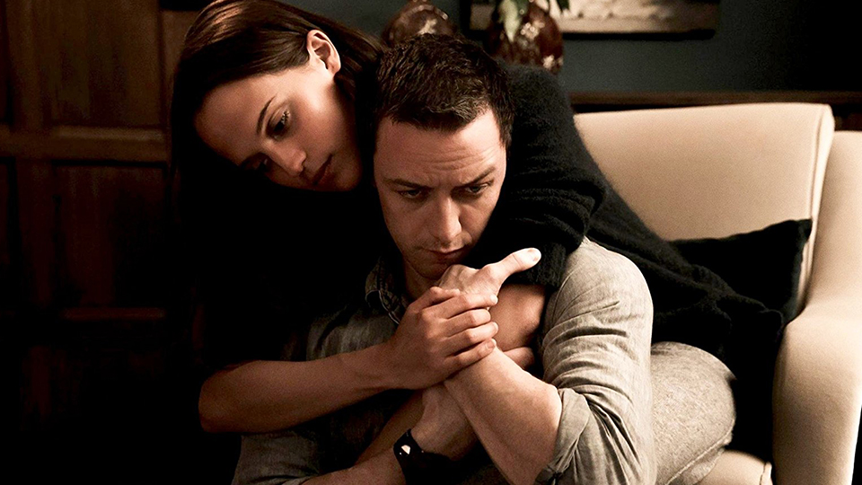 Danielle Flinders (Alicia Vikander) und James More (James McAvoy)