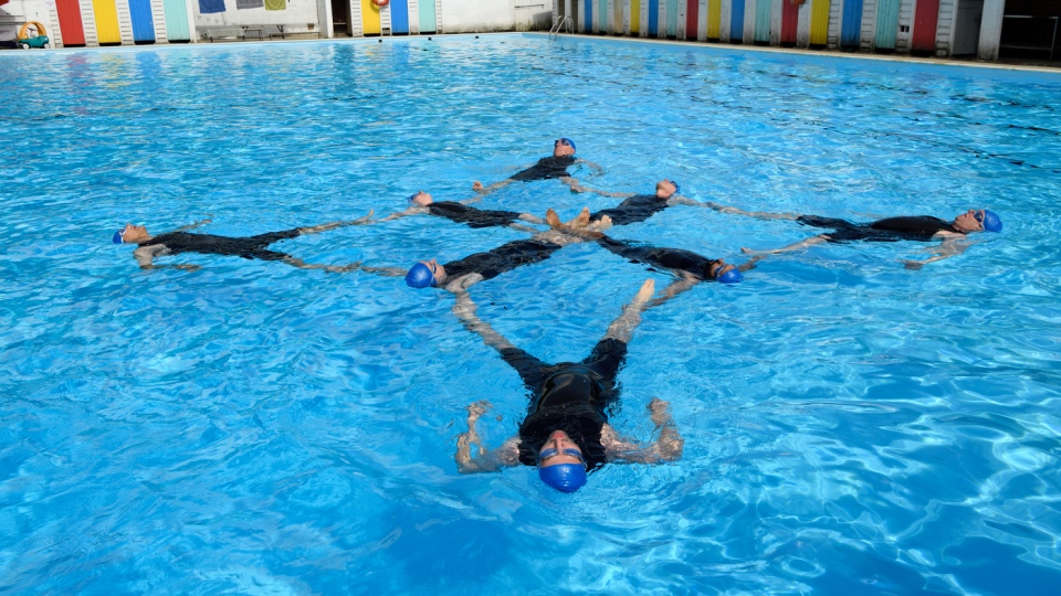 Eric (Rob Brydon) mit seinem Synchron-Schwimm-Team