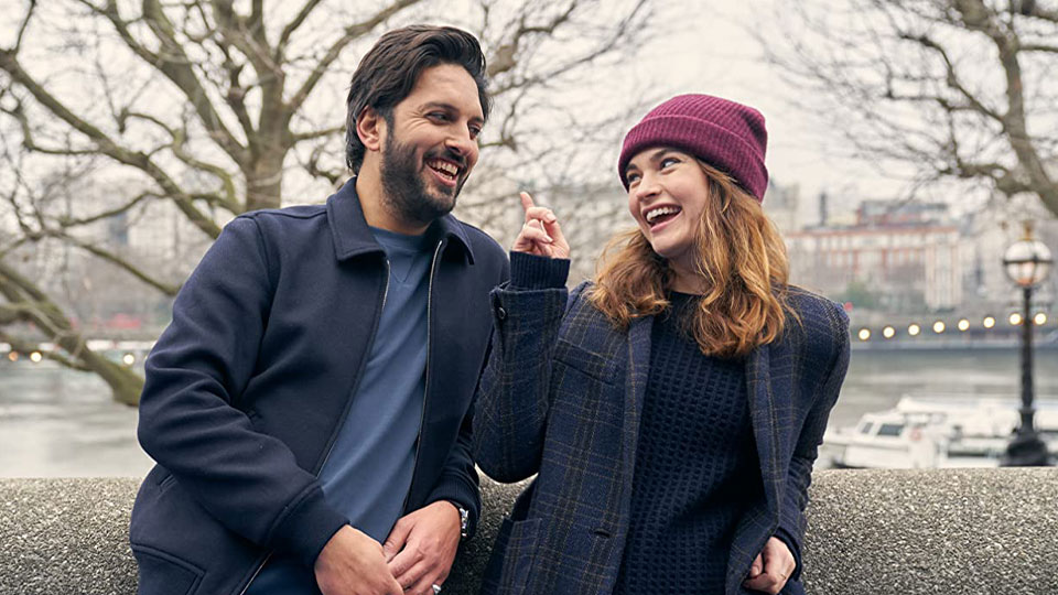 Kazim (Shazad Latif) und Zoe (Lily James) sind gute Freunde