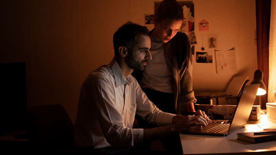 Khalil (Hadi Khanjanpour) und Leyla (Kristin Suckow)