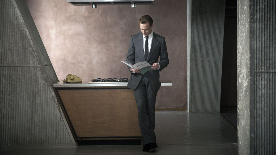 Der geschiedene Dr. Laing (Tom Hiddleston) zieht ins 40 Etagen Hochhaus. Das ist in verschiedene Klassen aufgeteilt. Laing gehoert zur Mittelklasse.