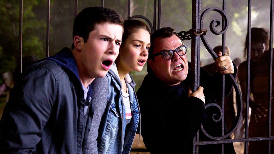 Zach (Dylan Minnette) und seine Nachbarn R. L. Stine (Jack Black) und dessen Tochter Hannah (Odeya Rush).