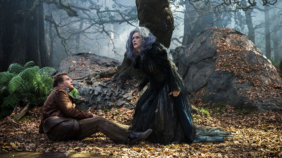 In der Musical - Verfilmung INTO THE WOODS muessen der Baecker (James Corden) und seine Frau Aufgaben erfuellen, die ihnen die Hexe (Meryl Streep) erteilt.