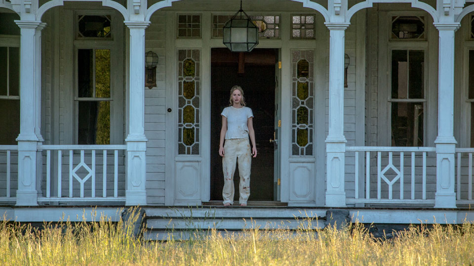 Sie (Jennifer Lawrence) führt in der Abgeschiedenheit ihres Landhauses ein zurückgezogenes Leben.