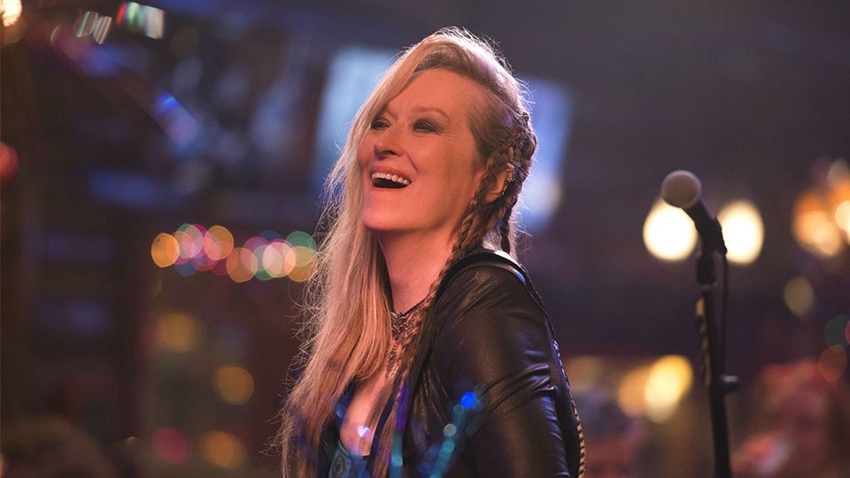 In RICKI - WIE FAMILIE SO IST verzichtet Ricki (Meryl Streep) fuer eine Musikerkarriere auf ein Familienleben...