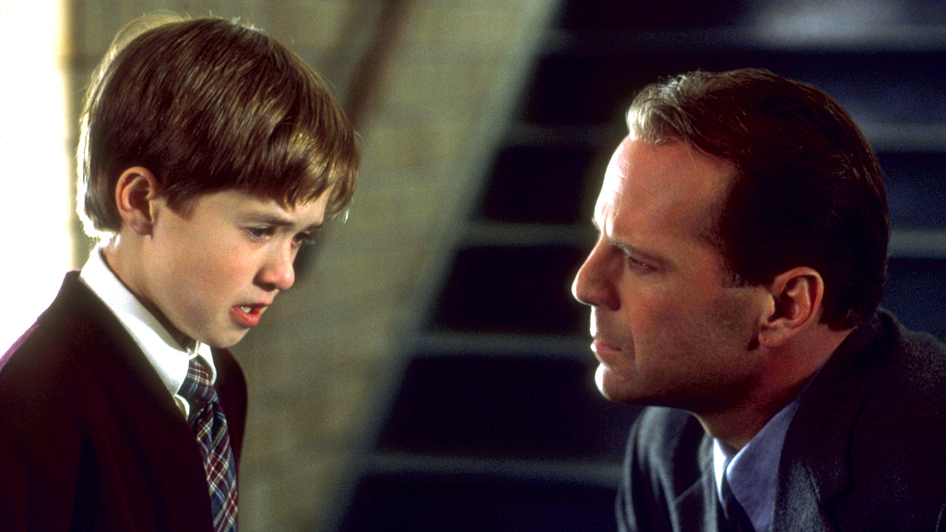 Cole (Haley Joel Osment) vertraut sich Dr. Malcolm Crowe (Bruce Willis) an.
