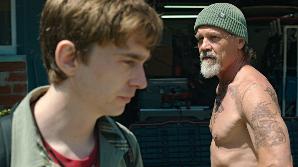 Jay (Austin Abrams), Mitt (Josh Brolin)