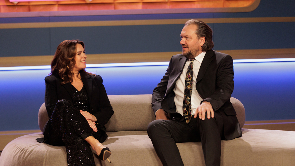 Micha (Charly Hübner) wird in einer Talk Show als Held gefeiert.