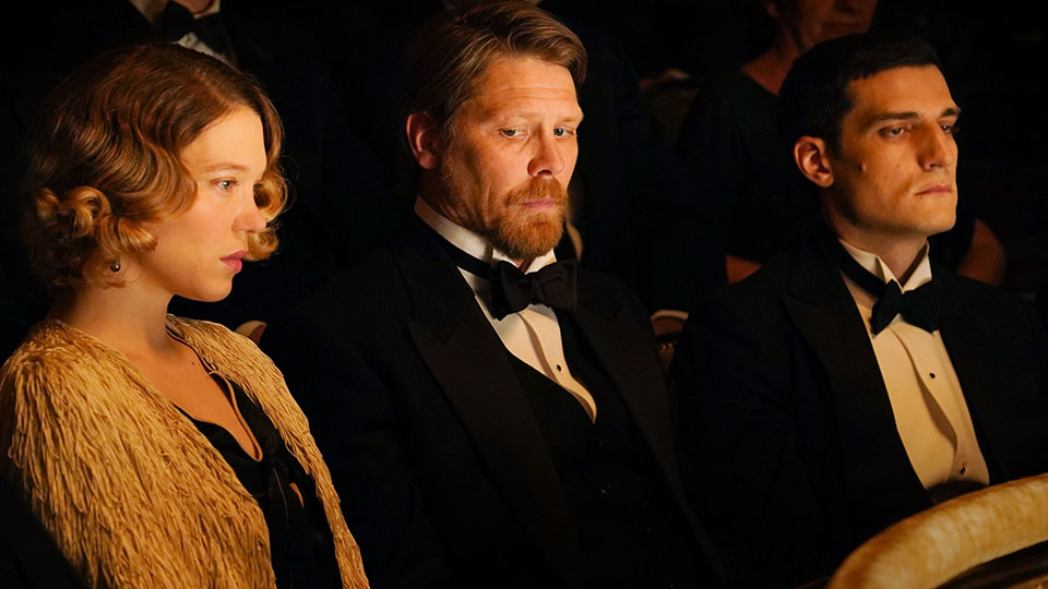 Lizzy (LéaSeydoux) und Captain Jakob Störr (Gijs Naber)