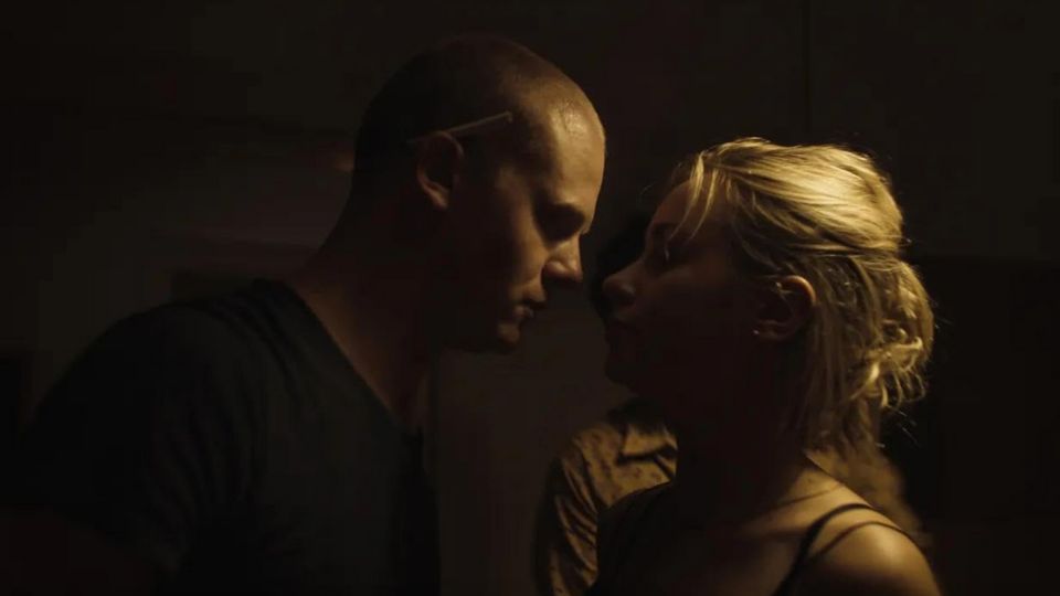 Clemens (Sebastian Jakob Doppelbauer) und Lisa (Pauline Werner)