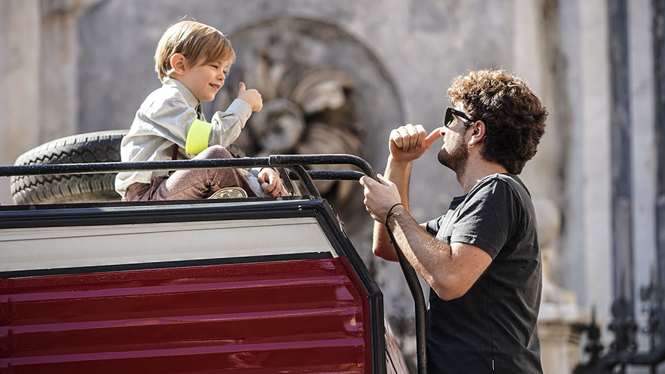 Arturo (Alessandro Siani) und der kleine Wunderjunge Gioele (Leone Riva)