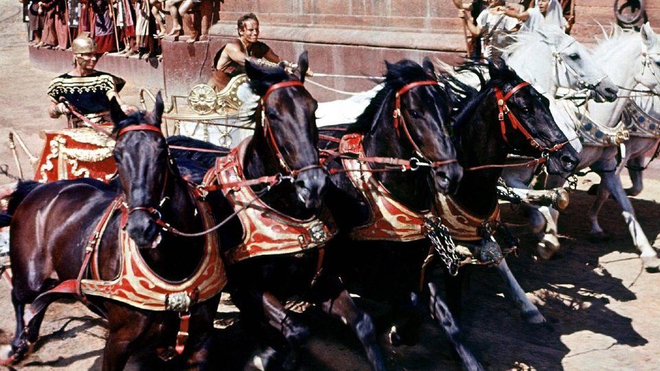 Judah Ben-Hur (Charlton Heston, l.) kämpft in einem halsbrecherischen Rennen gegen Messala (Stephen Boyd, r.)