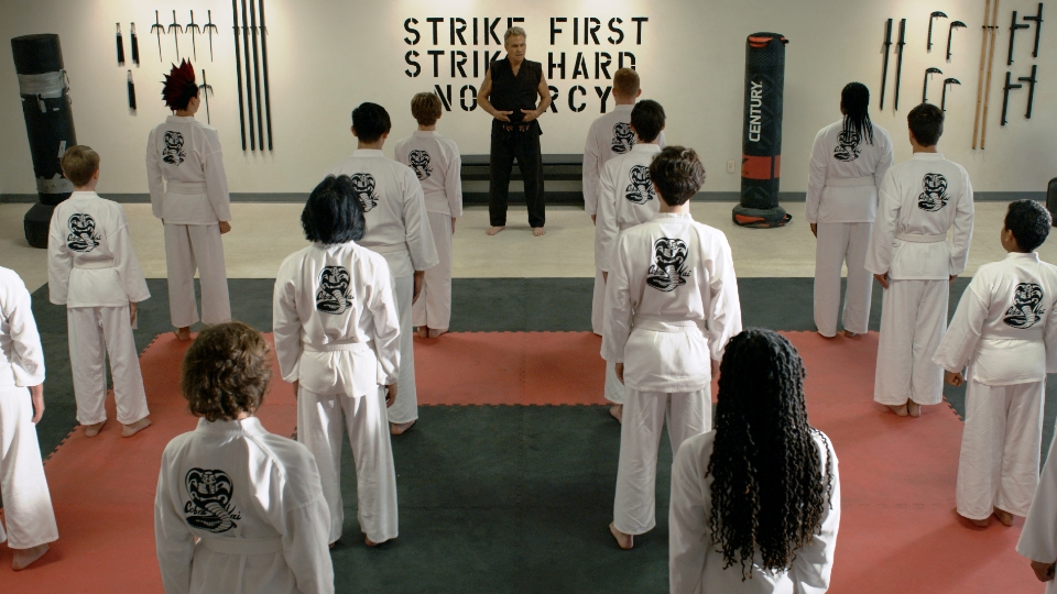 Währenddessen hat Kreese (Martin Kove) das Cobra Kai Dojo übernommen