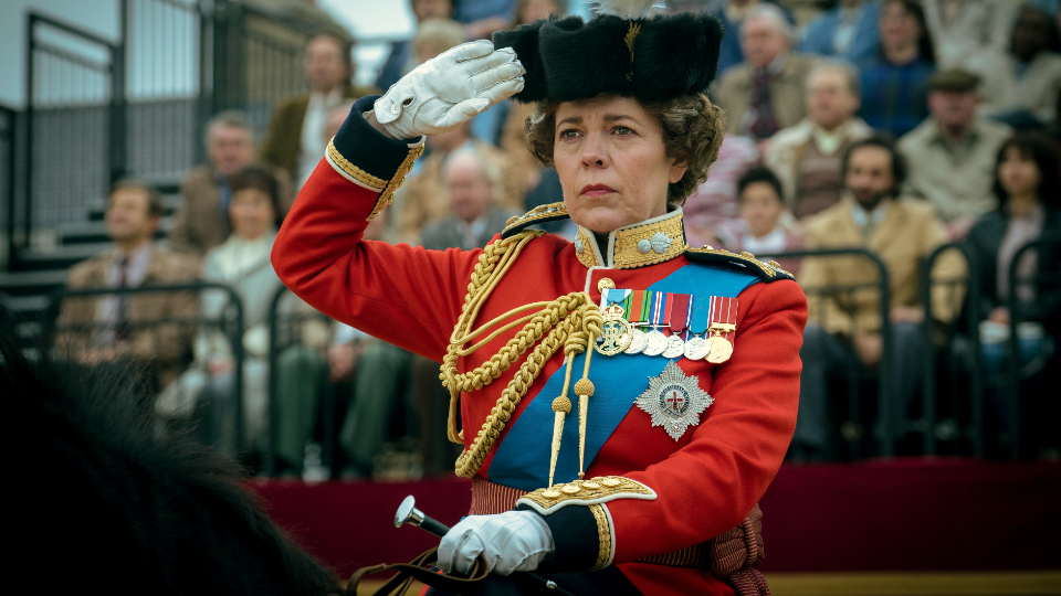 Königin Elizabeth II (Olivia Colman) ist sich Dianas Unglück am Hof durchaus bewusst, Mitleid hat sie jedoch keinen