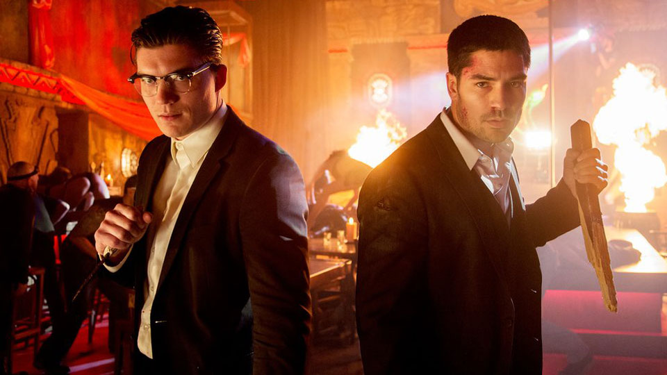 Richie (Zane Holtz) und Seth (D.J. Cotrona) auf Vampirjagd...