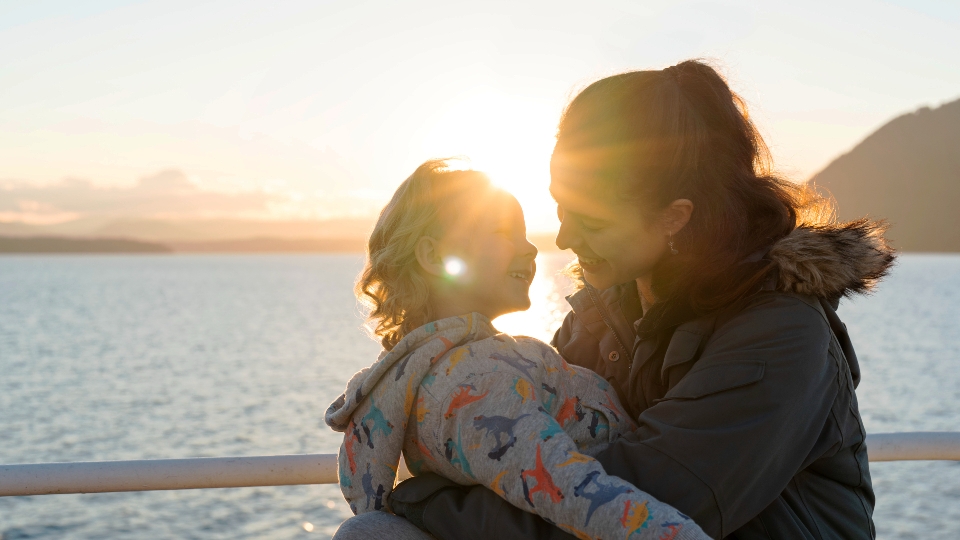 Alex (Margaret Qualley) und ihre Tochter Maddy