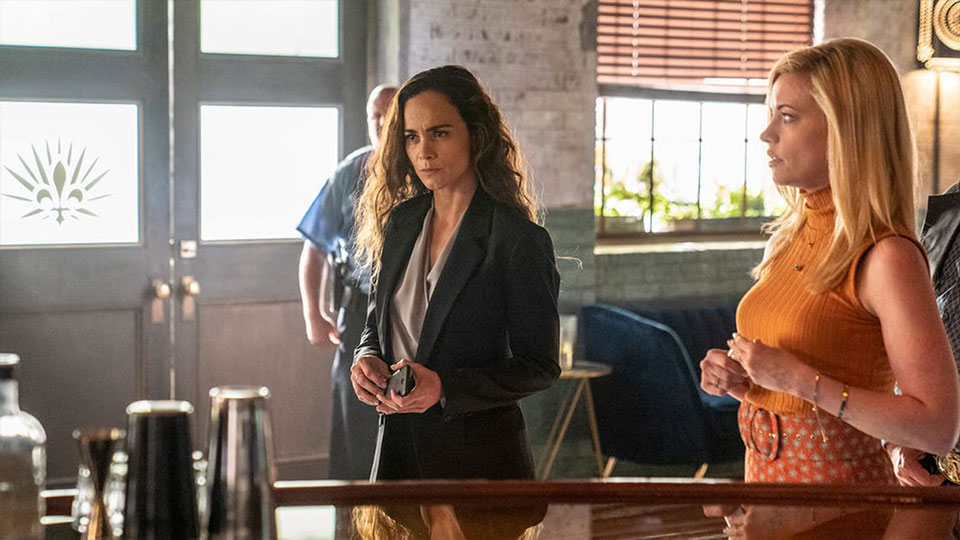 Teresa (Alice Braga) und Kelly (Molly Burnett)