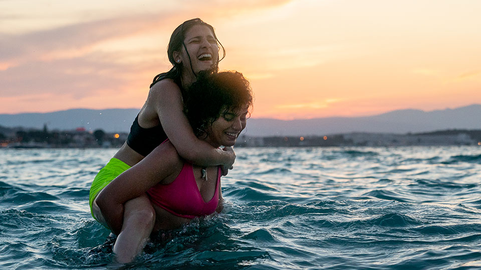 Yusra Mardini (Nathalie Issa) und Sara Mardini (Manal Issa)