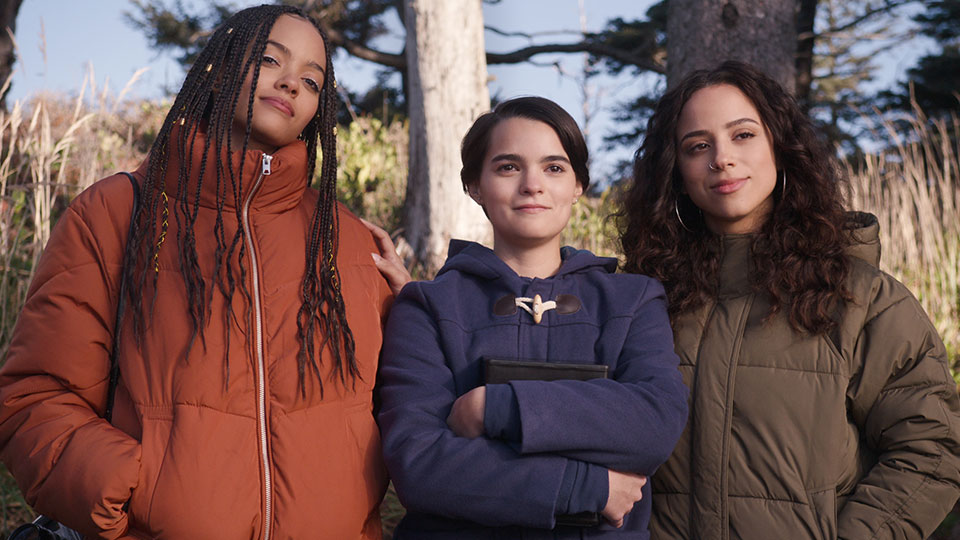 Tabitha (Quintessa Swindell), Elodie (Brianna Hildebrand) und Moe (Kiana Madeira)