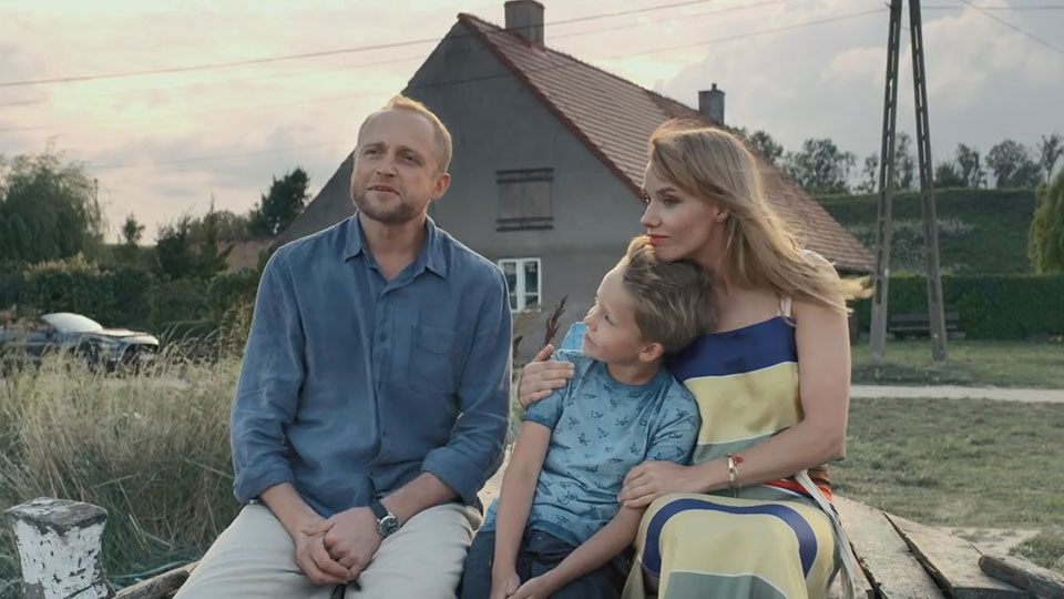 Robert Turski (Piotr Adamczyk), sein Sohn Filip (Maksymilian Balcerowski) und Marta Potocka (Roma Gasiorowska)