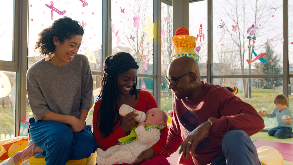 Paul (Lucien Jean-Baptiste) und Sali (Aïssa Maïga) halten glücklich ihren Adoptivsohn in den Händen.