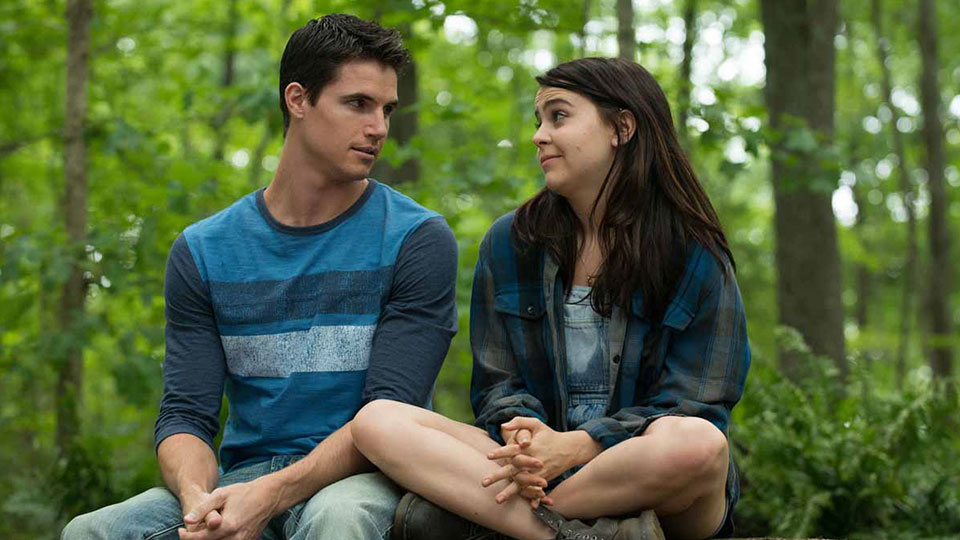 Wesley (Robbie Amell), Bianca (Mae Whitman)