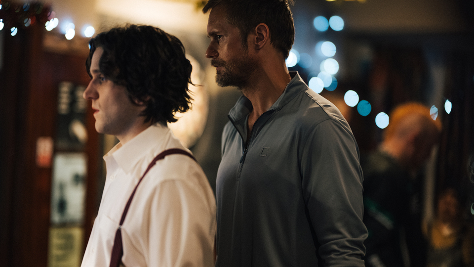 Nämlich Colin (Harry Melling), der sich vom dominanten Ray (Alexander Skarsgård) sofort angezogen fühlt. © Chris Harris