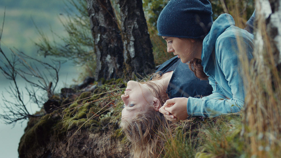 Louk (Lara Feith) und Manja (Paula Hüttisch)