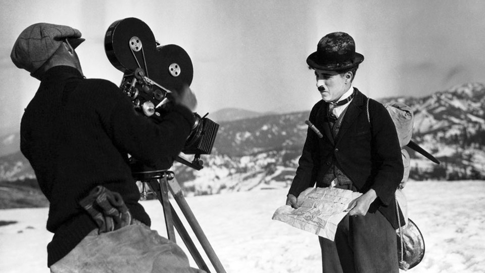 Rollie Totheroh filmt Charlie Chaplin mit seiner Bell and Howell 270..