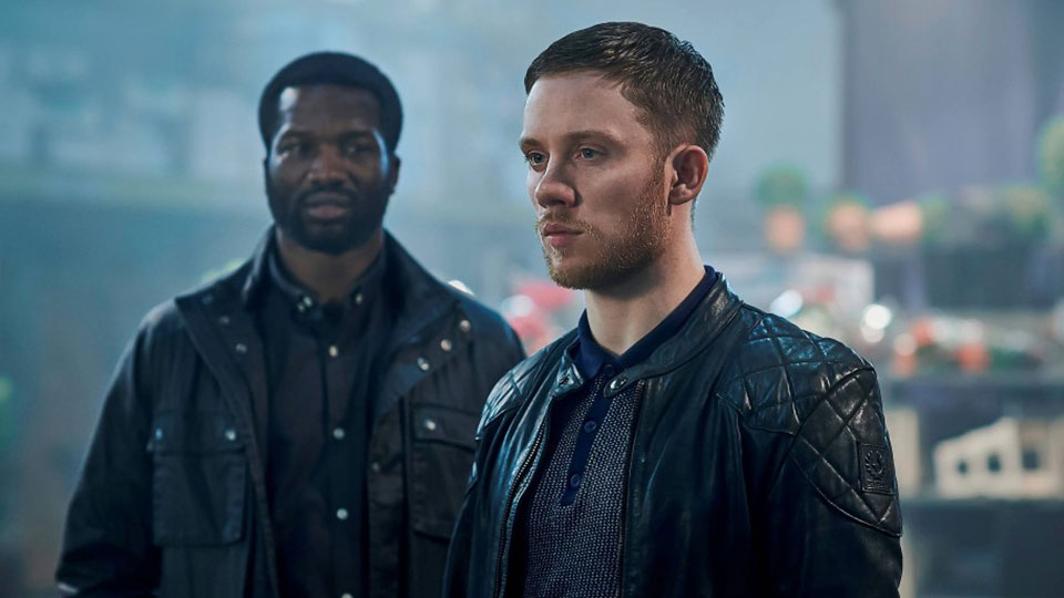 Elliot Finch (Sope Dirisu) und Sean Wallace (Joe Cole)