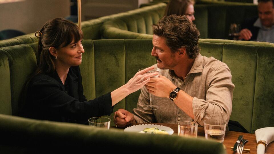 Lucy (Dakota Johnson), Harry (Pedro Pascal)