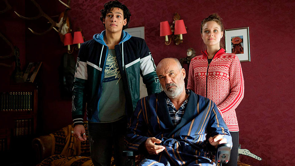 Denis (Emilio Sakraya), Raimund (Heiner Lauterbach) und Charlotte (Sonja Gerhardt)