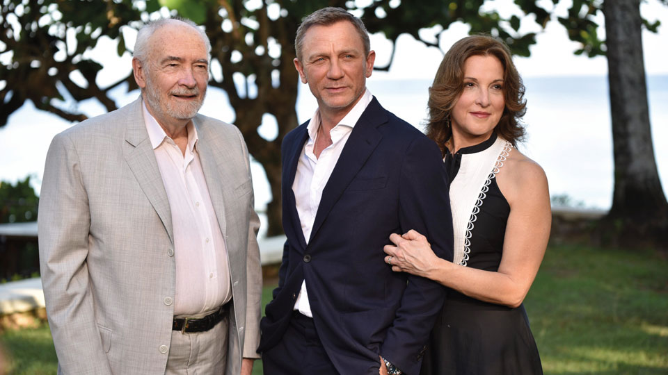 Die Produzenten Michael G. Wilson und Barbara Broccoli mit Hauptdarsteller Daniel Craig (Mitte) bei den Dreharbeiten in Jamaika.