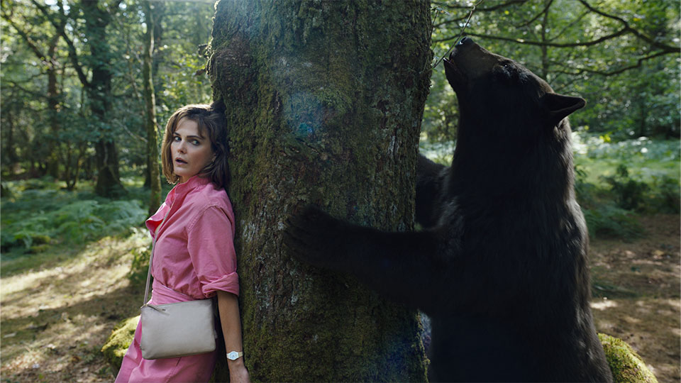 Eine Mutter (Keri Russell) versteckt sich vor dem Bären