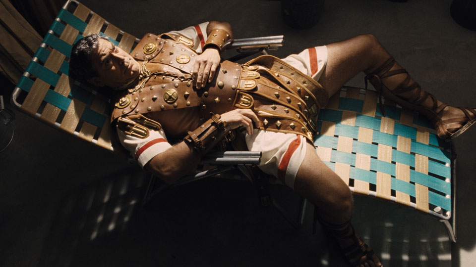 In HAIL, CAESAR wird der Schauspieler Baird Whitlock (George Clooney) von Kommunisten entfuehrt.