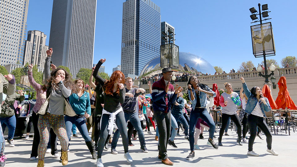 Aloe Blacc inmitten eines Flashmobs zu seinem Hit WAKE ME UP.